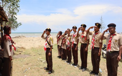 CALON BANTARA SMK NU LASEM LAKUKAN AKSI BERSIH PANTAI SEBELUM RESMI DILANTIK